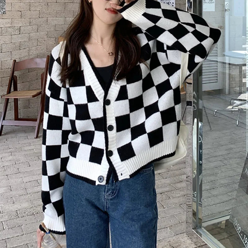 Damen-Cardigan mit langen Ärmeln und kariertem Muster in Schwarz und Weiss