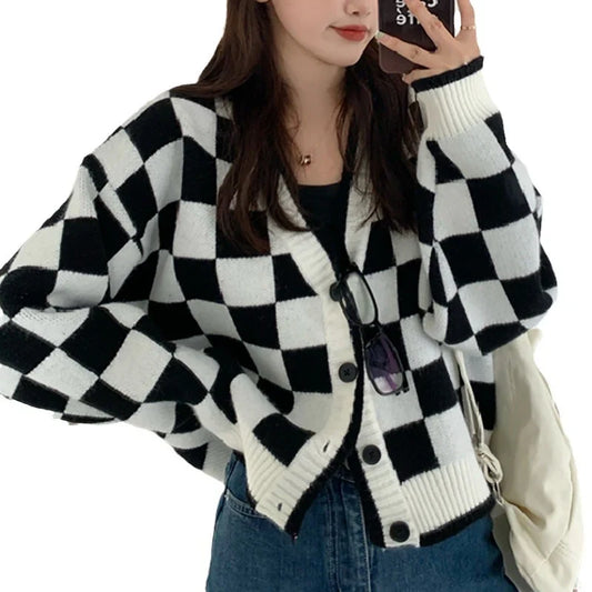 Damen-Cardigan aus Grobstrick mit Schwarz-Weiss-Karomuster von vorne