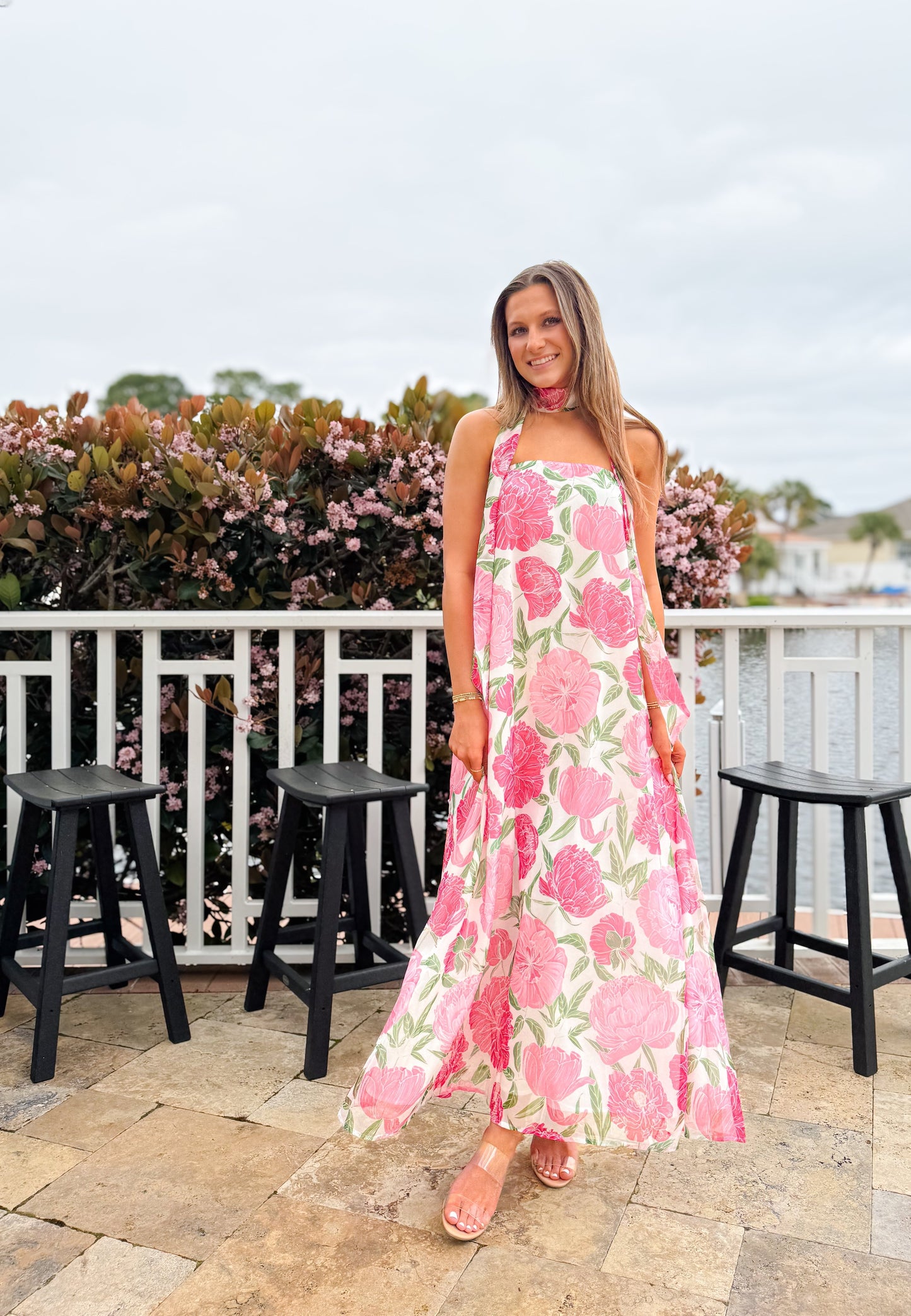 Detailansicht von Blumenprint, Neckholder und Schal-Detail am Damen Maxikleid