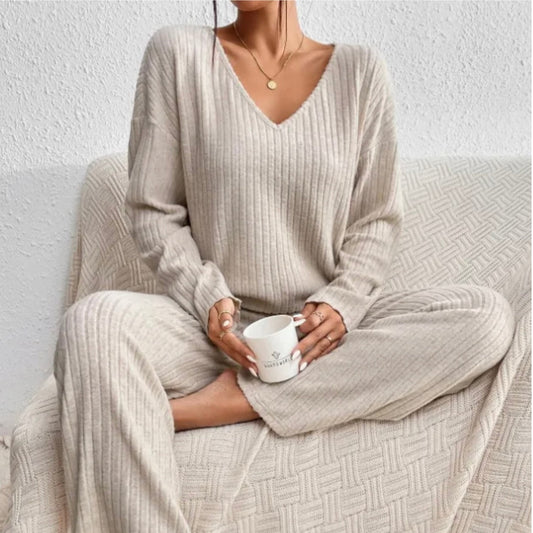 Damen-Pullover-Set mit V-Ausschnitt und gerader Hose von vorne