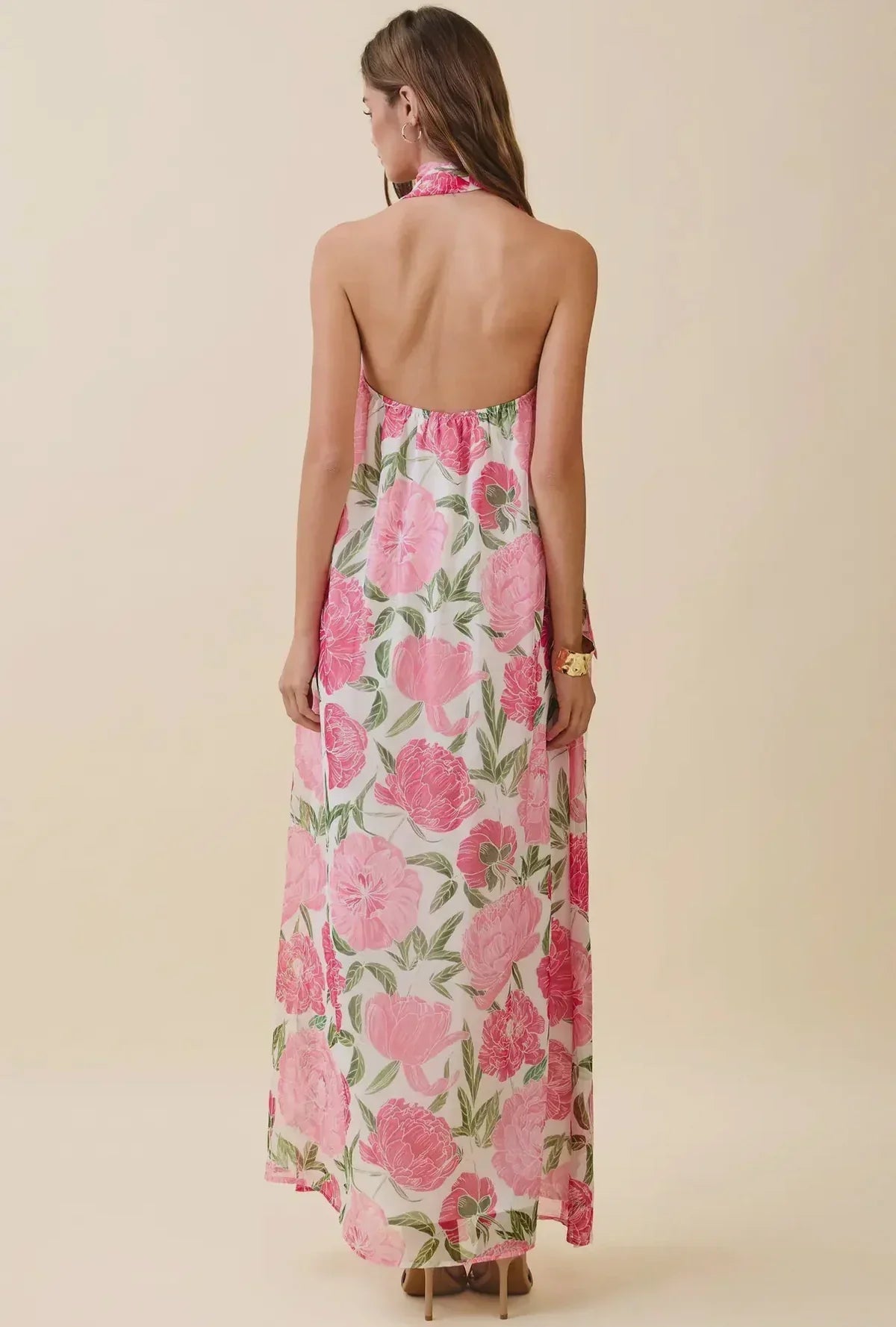 Roséfarbenes Maxikleid mit Blumenmuster und offenem Neckholder-Ausschnitt
