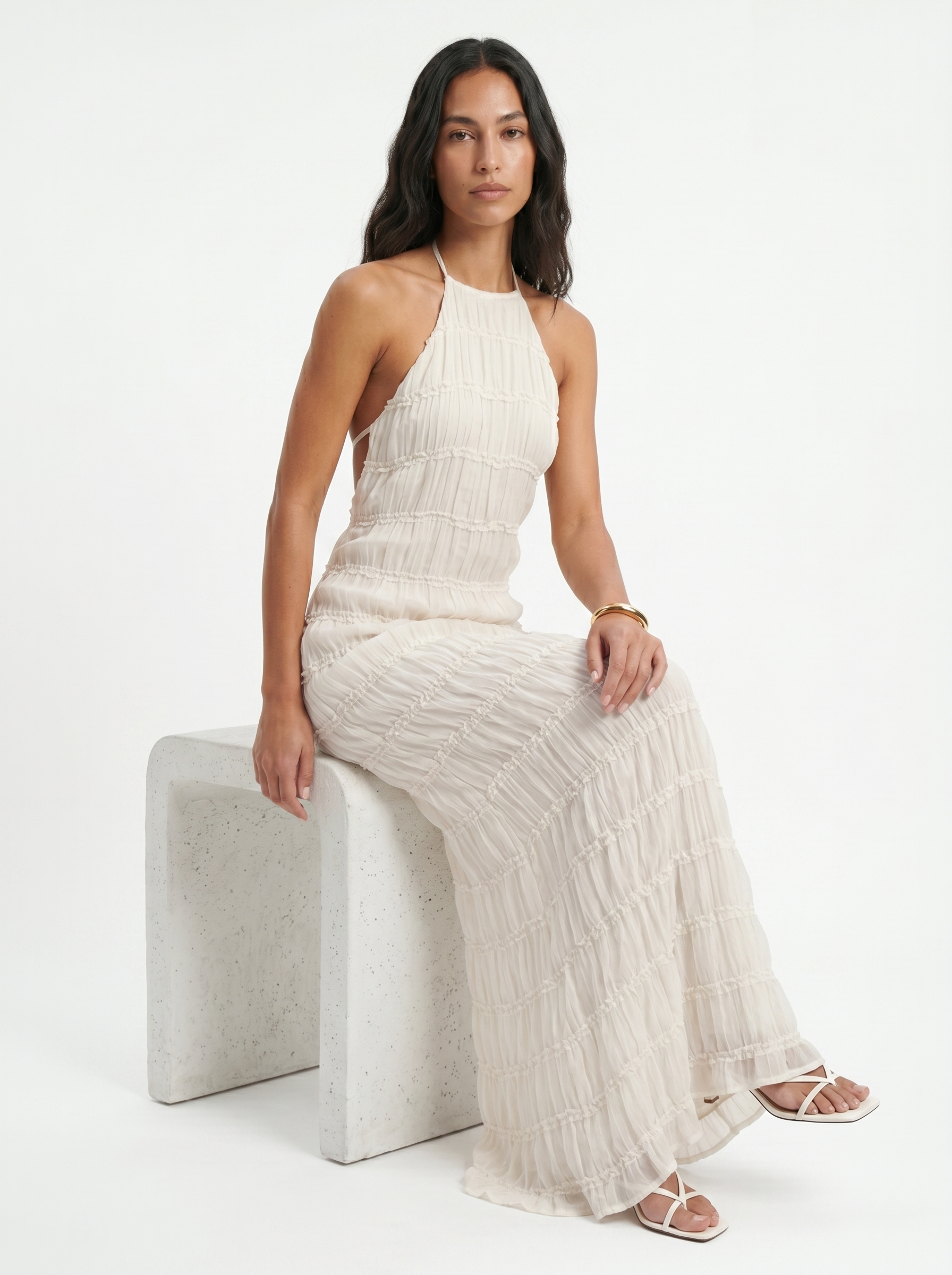 Damen Maxikleid mit Halterneck und Volants seitlich fotografiert