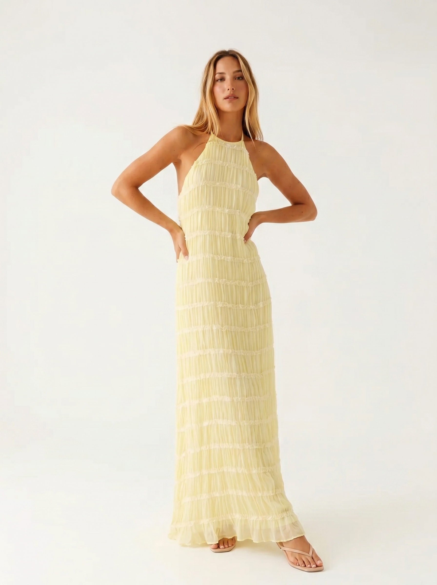 Damen Maxikleid mit Halterneck und Volants in natürlicher Pose