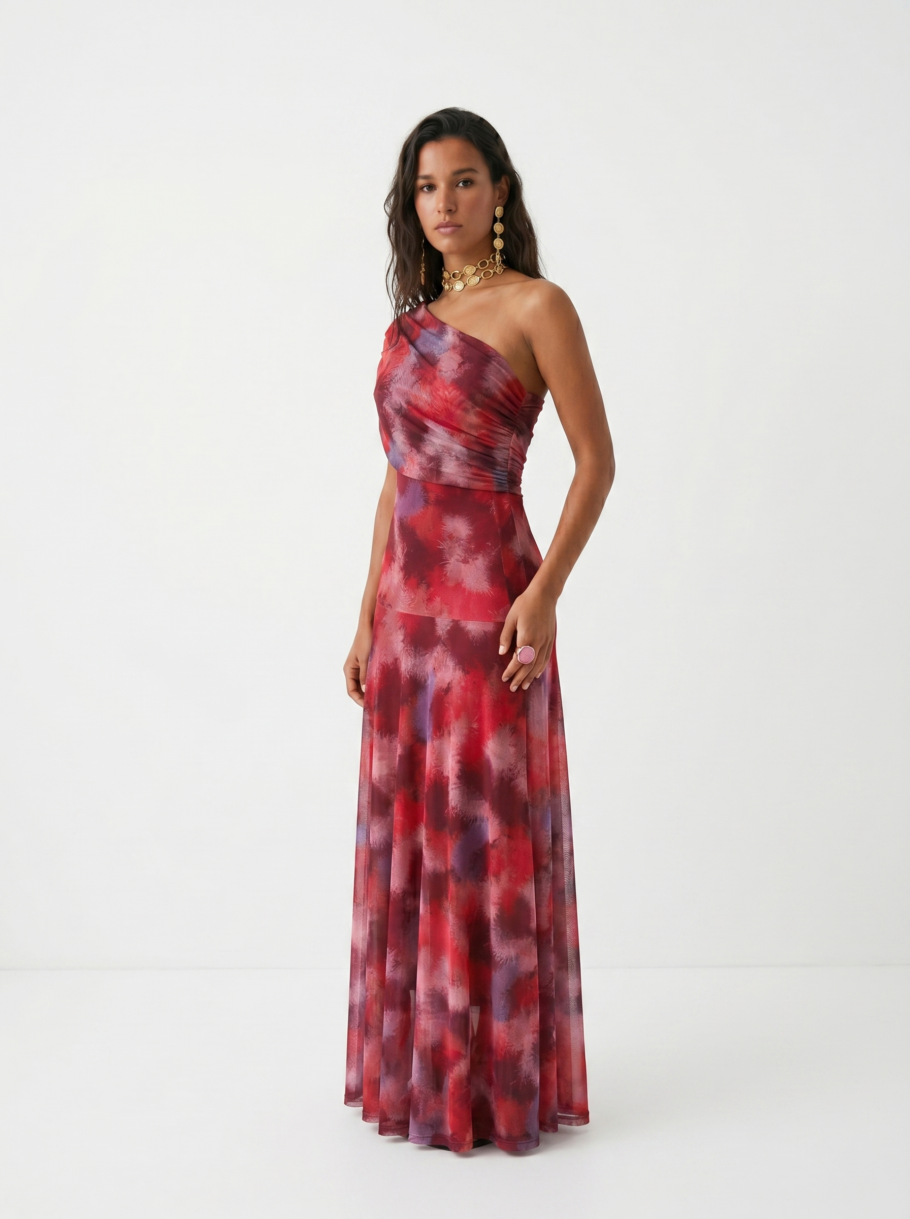 Langes drapiertes Damenkleid mit schulterfreiem Ausschnitt in stilvoller Silhouette