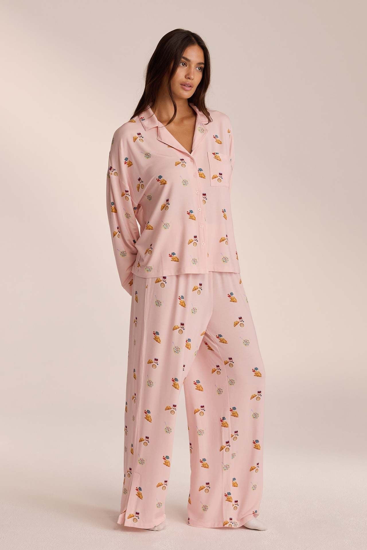 Damen Outfit-Set mit Mini-Print und weiter Hose in stilvoller Gesamtansicht