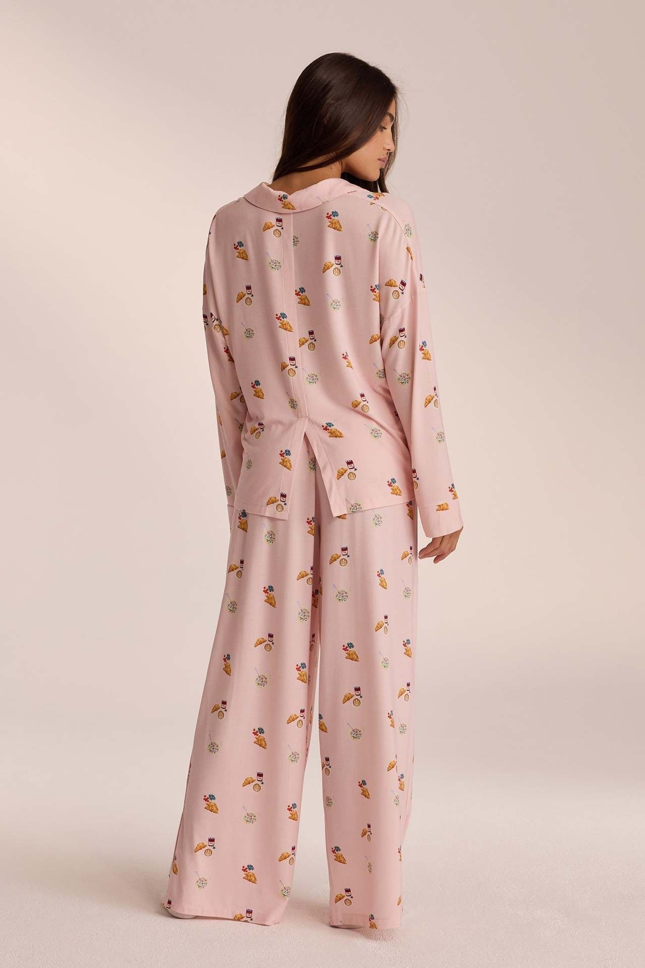 Stilvolles Damen-Set mit Mini-Print und lockerer Hose in Frontalansicht