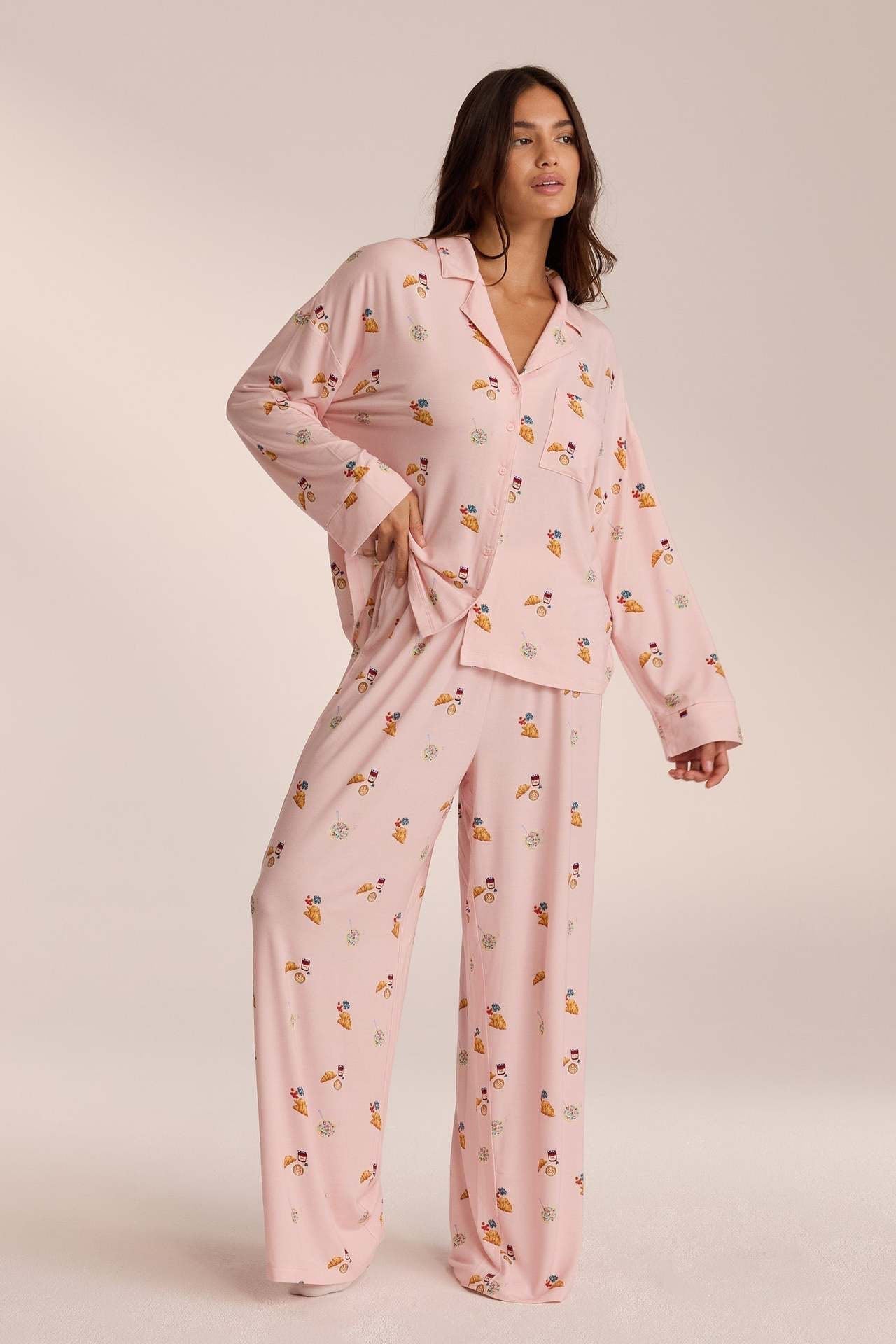 Damen Outfit-Set mit weiter Hose und passendem Oberteil in Seitenansicht