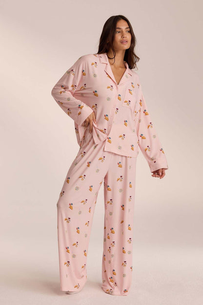 Damen Outfit-Set mit weiter Hose und passendem Oberteil in Seitenansicht