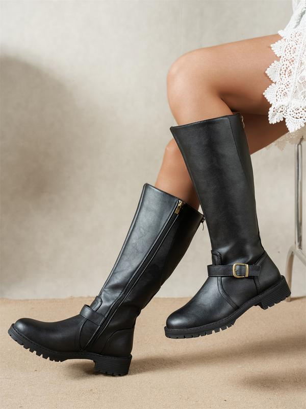 Nahaufnahme der Damenstiefel mit hohem Schaft und Blockabsatz