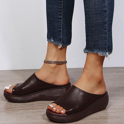 Nahaufnahme der Riemendetails an den Damen-Sandalen