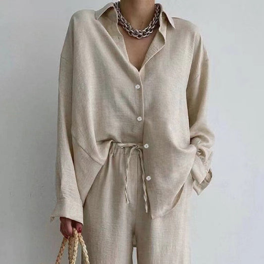 Model trägt Bluse und weite Hose als eleganten zweiteiligen Look