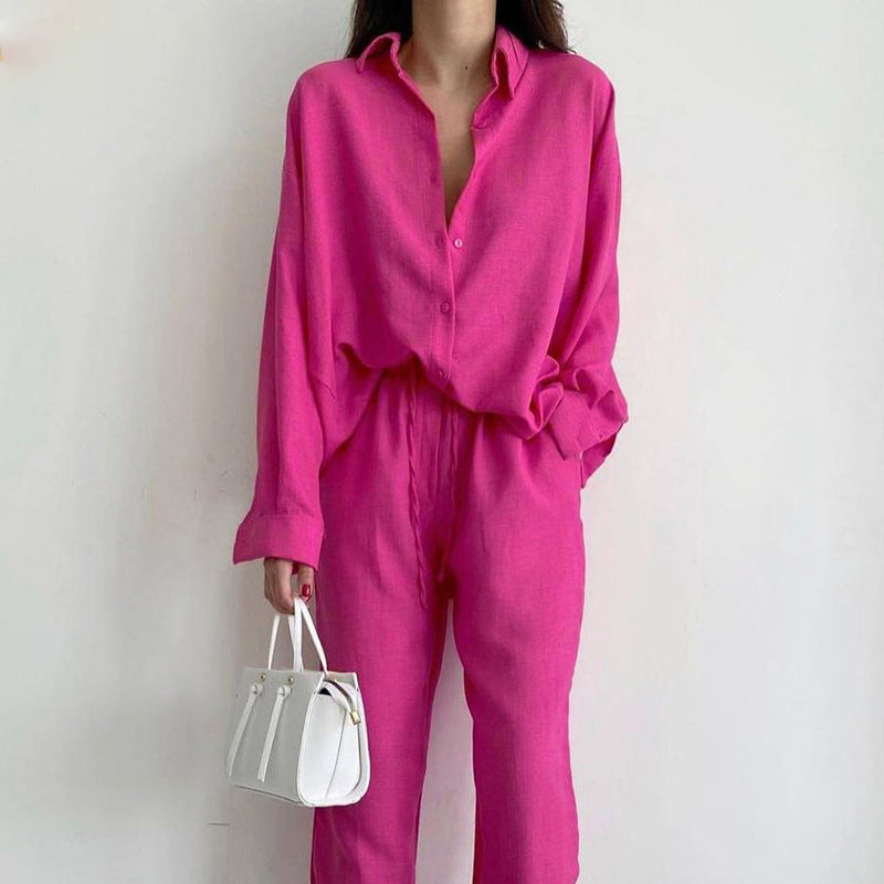 Seitliche Ansicht des zweiteiligen Damen-Ensembles