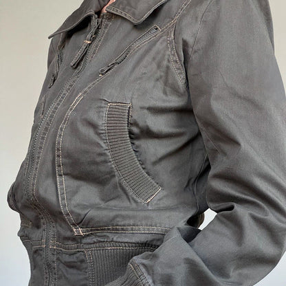 Damen-Cropped-Jacke von hinten mit modernem kurzem Schnitt