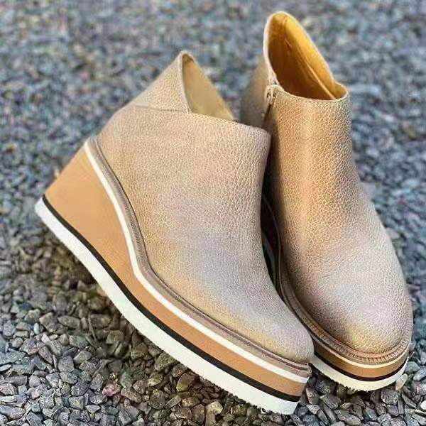 Profilansicht der Stiefelette mit Plateau und Keilabsatz