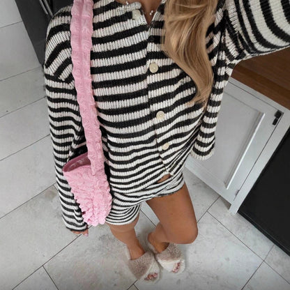 Feiner Rippstrick-Zweiteiler für Damen mit kurzem Knopfcardigan