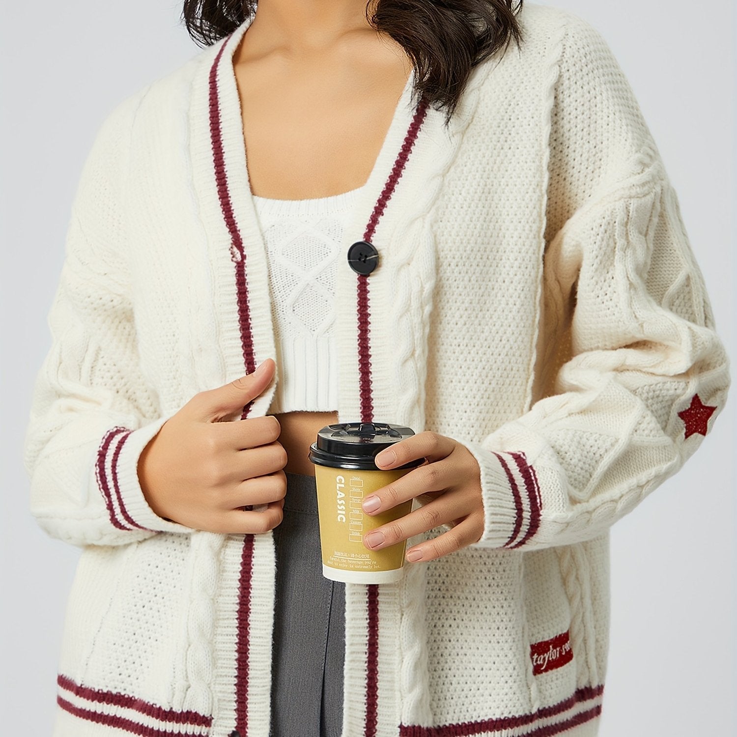 Nahaufnahme des Zopfstrick-Musters am Damen-Cardigan