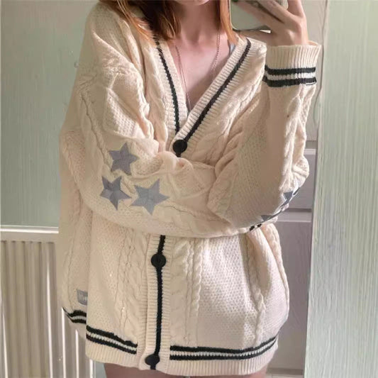 Damen-Cardigan im Oversized-Schnitt mit Zopfstrick und Sternapplikationen