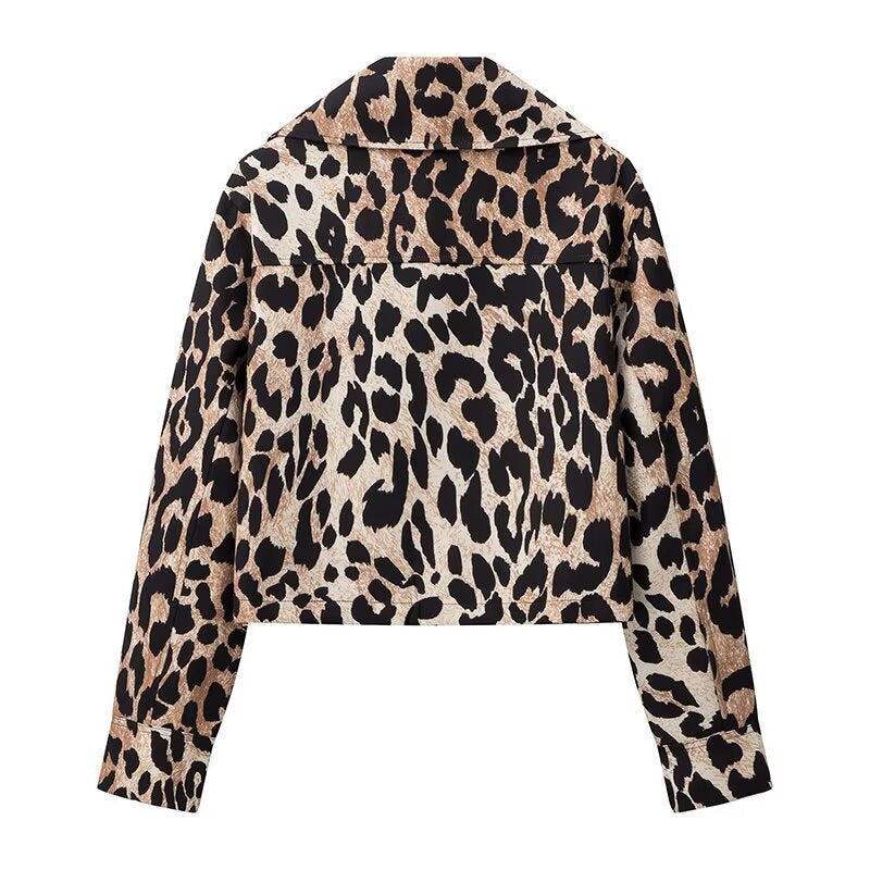 Rückansicht der cropped Damenjacke mit Leopardenmuster