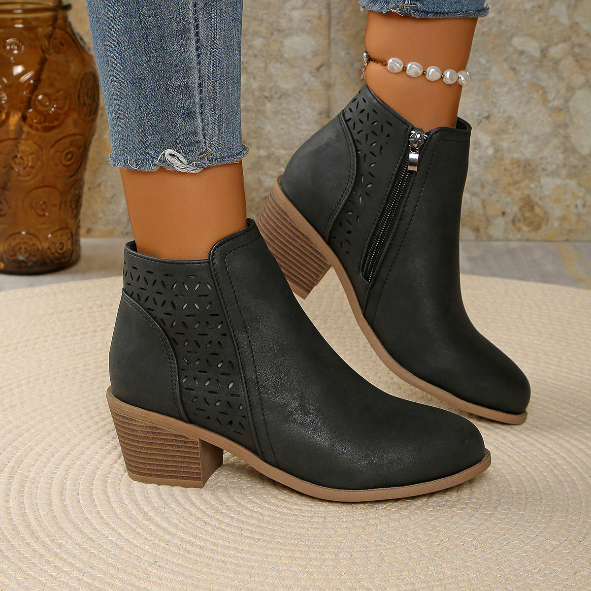 Detailansicht der Laser-Cut-Perforation an der Damen-Stiefelette
