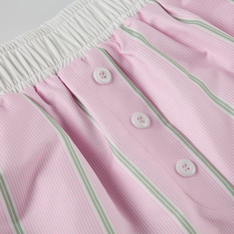 Nahaufnahme vom Stoff und Streifenmuster der Damen Shorts