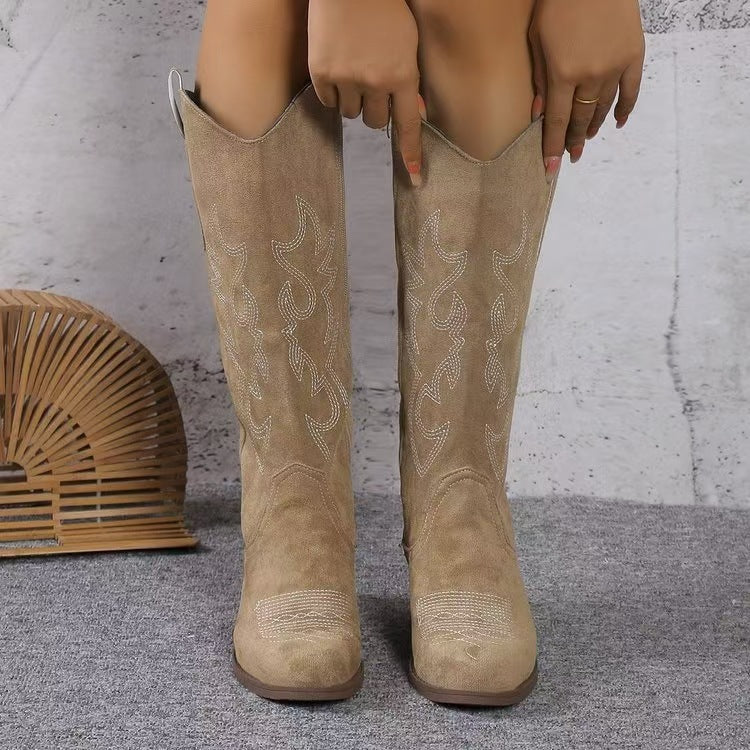 Damen-Kniestiefel mit strukturiertem Wildlederfinish im Detail