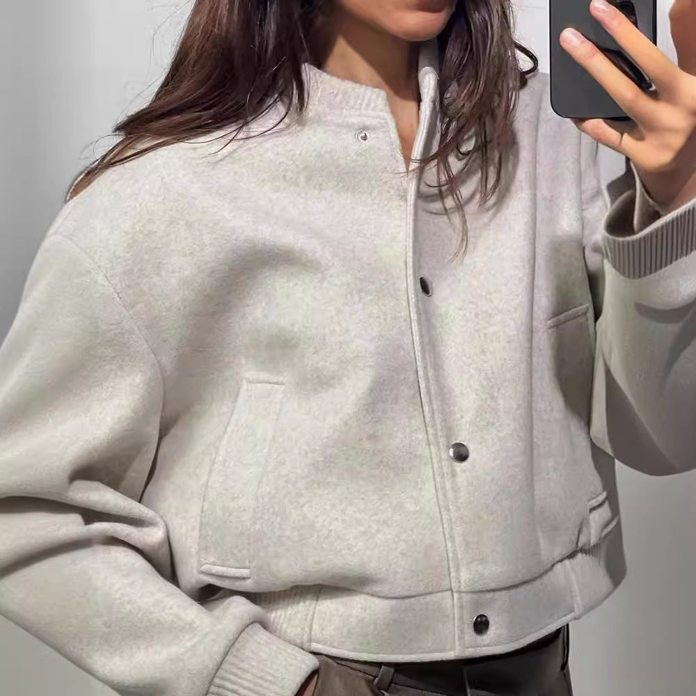 Damen Cropped Jacke mit modernem Stehkragen und Druckknöpfen von vorne