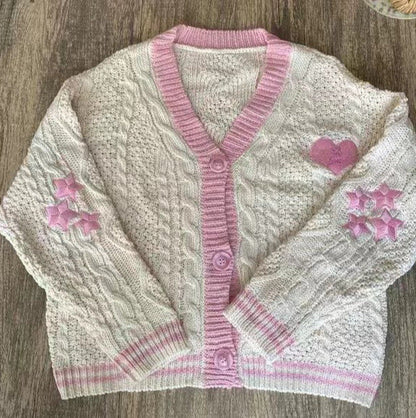 Gestrickter Damen-Cardigan mit dekorativer Herzapplikation