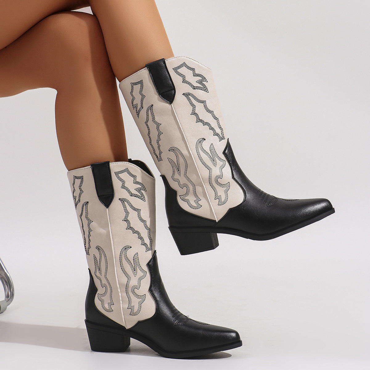 Detailansicht der dekorativen Stickerei am Schaft der Damen-Cowboystiefel