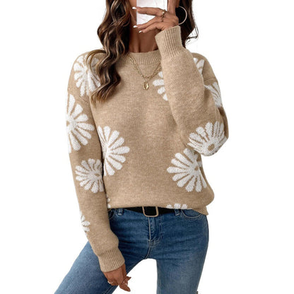 Detailansicht des Rundhalsausschnitts am Damen-Strickpullover
