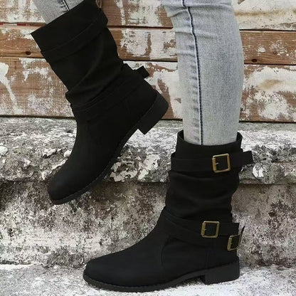 Damenstiefel mit dekorativen Schnallenriemen am Schaft