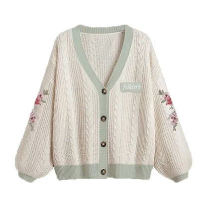 Nahaufnahme des gestrickten Zopfmusters am Damen-Cardigan