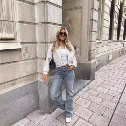 Kurze Damenjacke im Cropped-Schnitt mit geschlossenem Druckknopfverschluss
