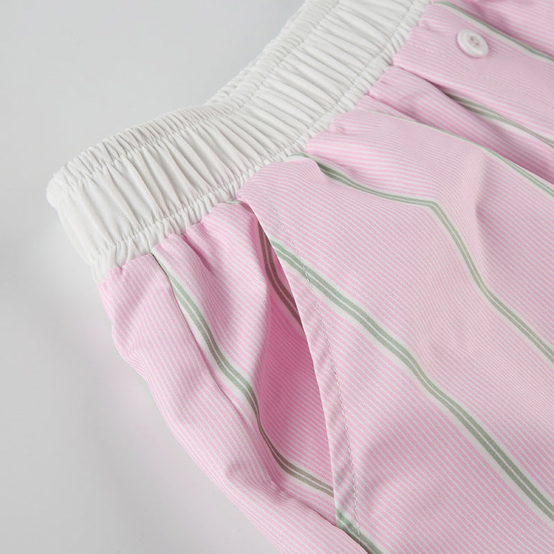 Damen Shorts mit elastischem Bund in schräger Vorderansicht