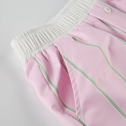Damen Shorts mit elastischem Bund in schräger Vorderansicht