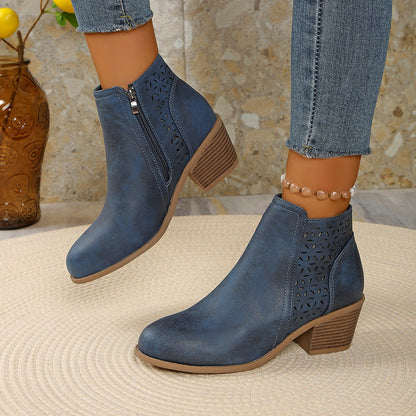 Seitliche Ansicht der Damen-Stiefelette mit Laser-Cut-Perforation