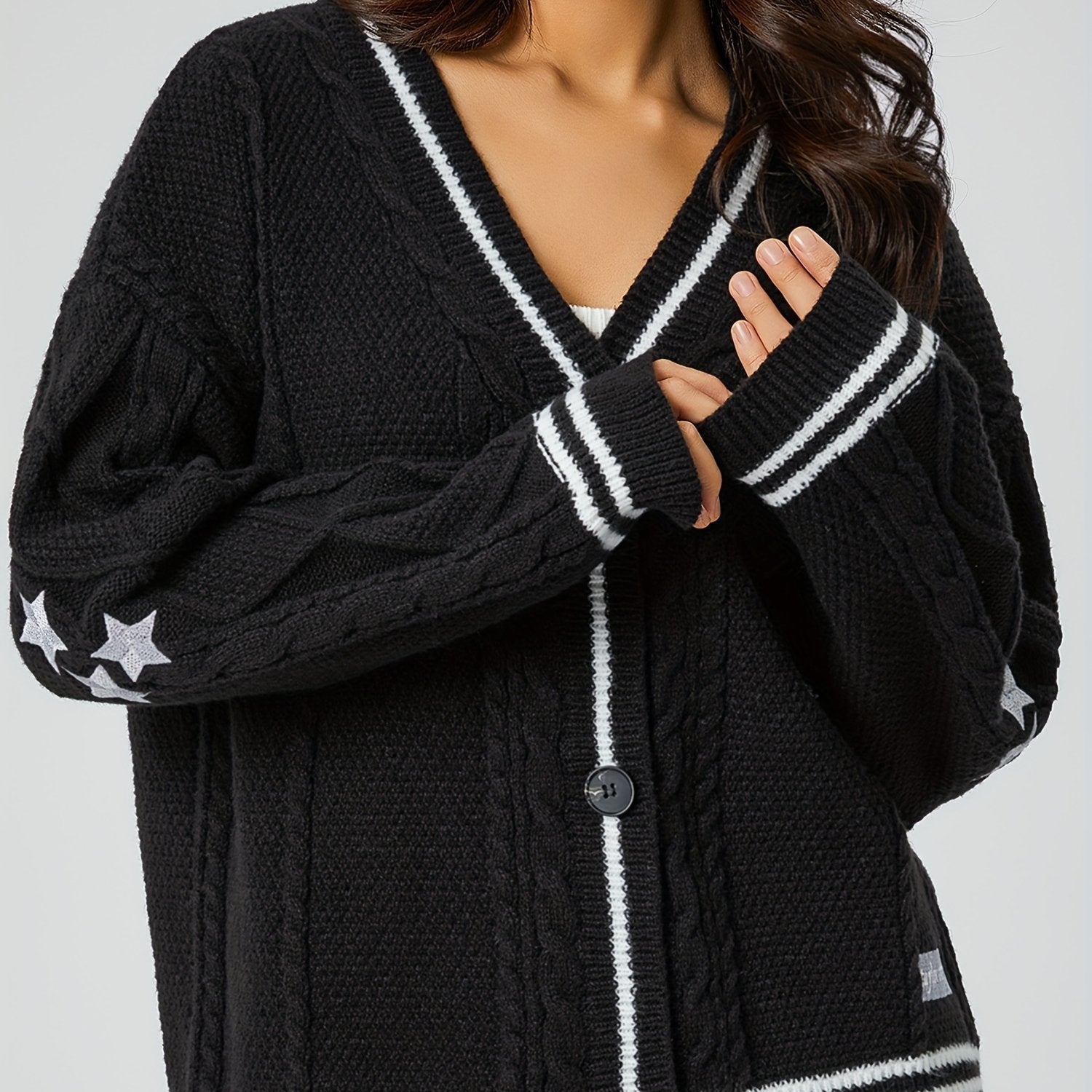 Seitliche Ansicht der Damen-Strickjacke mit strukturierter Oberfläche