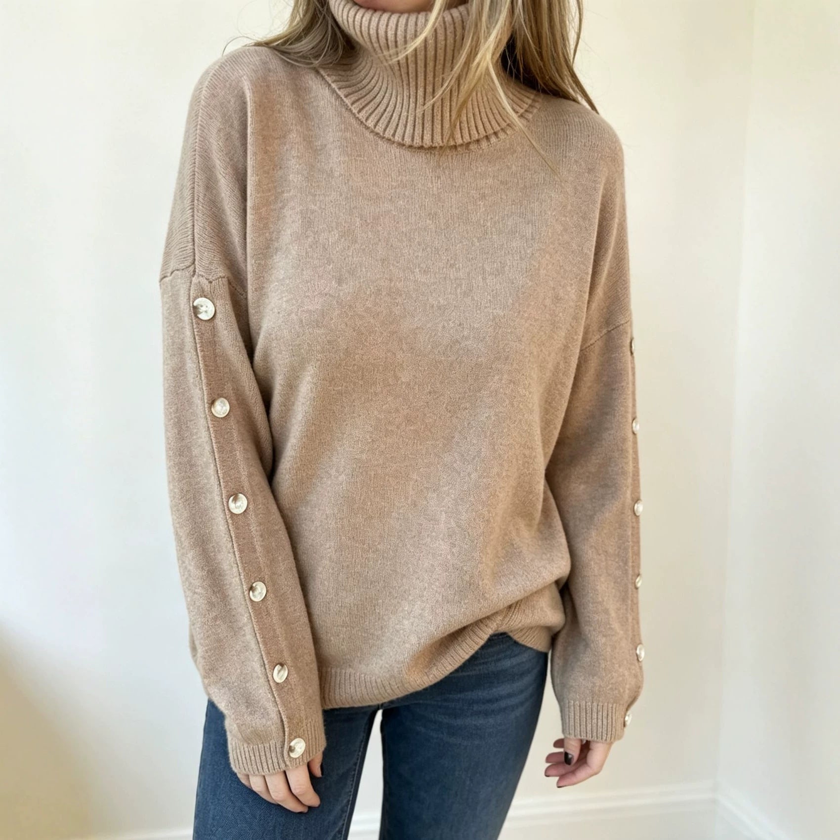 Damen-Oversize-Rollkragenpullover mit Knöpfen an der Vorderseite