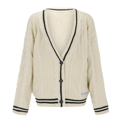 Seitliche Ansicht des locker geschnittenen Cardigans für Damen