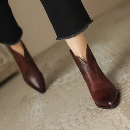 Seitliche Ansicht der Damen-Chelsea-Stiefelette mit spitzer Kappe