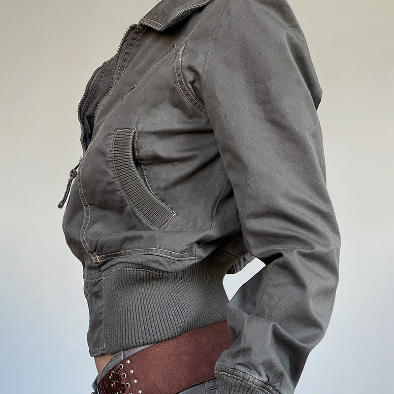 Detailansicht der praktischen Taschen an der Damen-Cropped-Jacke
