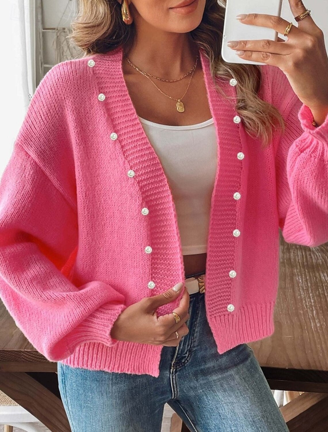 Damen-Strickjacke mit Ballonärmeln und stilvollen Perlenknöpfen