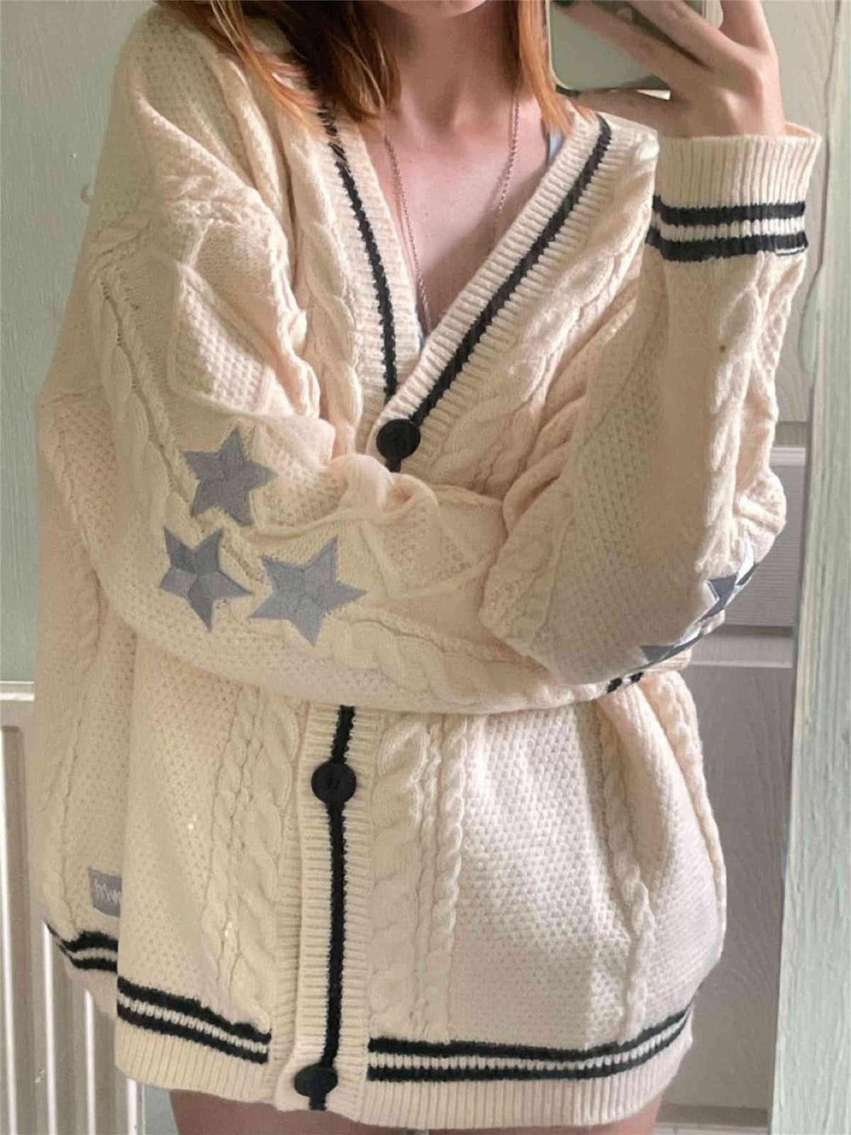 Detail der Knopfleiste und des V-Ausschnitts am Damen-Cardigan