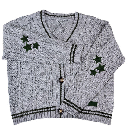 Rückansicht des Oversized-Cardigans mit gleichmässigem Zopfmuster