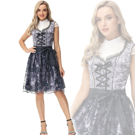 Damen-Dirndl mit Schnürmieder und Spitzenüberrock in der Gesamtansicht