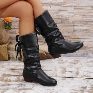 Paar Damen-Schaftstiefel mit Raffung und niedrigem Absatz