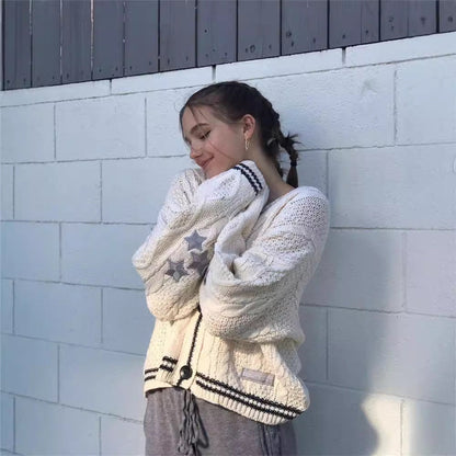 Damen Oversized Zopfstrick-Cardigan mit V-Ausschnitt in der Vorderansicht