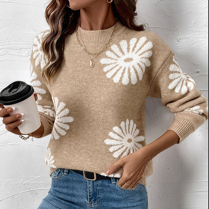 Nahaufnahme des Blumenmusters auf dem Damen-Strickpullover