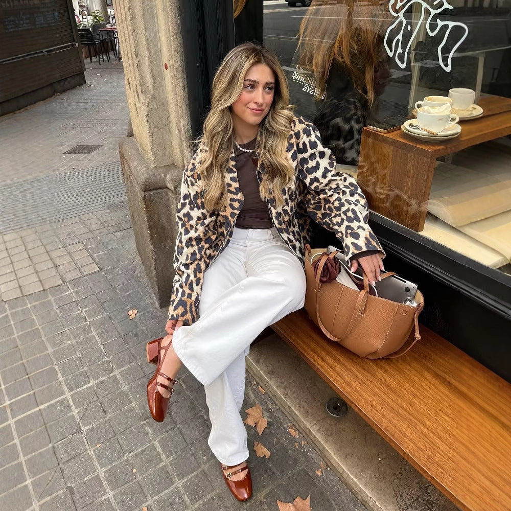 Damen-Cropped-Jacke mit Leopardenmuster und Druckknöpfen in der Vorderansicht