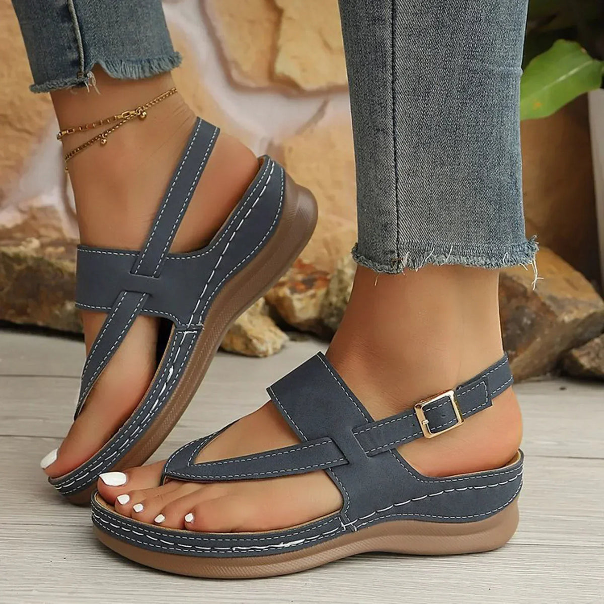 Damen Plateau-Sandalen mit breiten Riemen in der Gesamtansicht