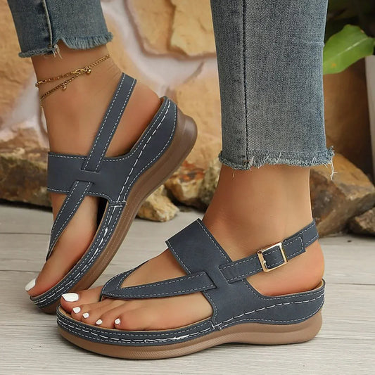 Damen Plateau-Sandalen mit breiten Riemen in der Gesamtansicht